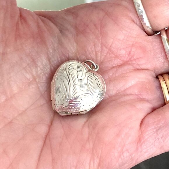 Vintage etched four-way sterling locket - Picture 3 of 6